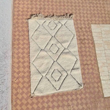Charger l'image dans la galerie, Tapis berbère marocain en laine fait main – Diamants du Sahara