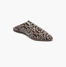 Charger l'image dans la galerie, Babouches élégantes en peau de chèvre marron pour femmes – Chaussures marocaines élégantes à bout pointu