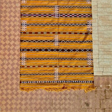 Charger l'image dans la galerie, Tapis berbère marocain en laine fait main - Golden Sun