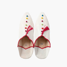 Charger l'image dans la galerie, Babouches marocaines à pompons fabriquées à la main – Chaussures en cuir authentiques de Fès