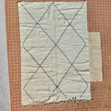Charger l'image dans la galerie, Tapis berbère marocain en laine fait main - Horizon Lines