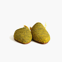 Charger l'image dans la galerie, Chaussons mules en raphia jaune et noir fabriqués à la main