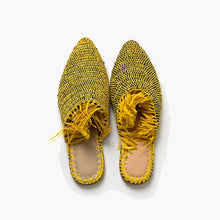 Charger l'image dans la galerie, Chaussons mules en raphia jaune et noir fabriqués à la main