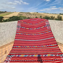 Charger l'image dans la galerie, Tapis berbère rouge en laine fait main - Motifs marocains colorés