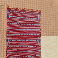 Charger l'image dans la galerie, Tapis berbère rouge en laine fait main - Motifs marocains colorés
