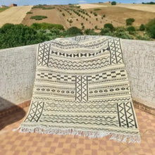 Charger l'image dans la galerie, Tapis berbère marocain en laine fait main – Symphonie saharienne