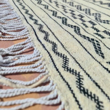Charger l'image dans la galerie, Tapis berbère marocain en laine fait main – Symphonie saharienne