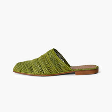 Charger l'image dans la galerie, Chaussons mules en raphia vert olive fabriqués à la main