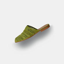 Charger l'image dans la galerie, Chaussons mules en raphia vert olive fabriqués à la main