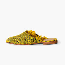 Charger l'image dans la galerie, Chaussons mules en raphia jaune et noir fabriqués à la main