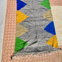 Charger l'image dans la galerie, Tapis berbère marocain en laine fait main - Vagues de couleurs