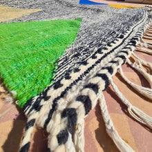 Charger l'image dans la galerie, Tapis berbère marocain en laine fait main - Vagues de couleurs