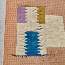 Charger l'image dans la galerie, Tapis berbère marocain en laine fait main - Zigzag de couleurs