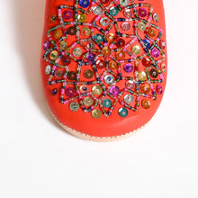 Charger l'image dans la galerie, Babouches Marocaines Plates Faites à la Main pour Femme – Chaussons en Cuir Perlés à Bout Rond