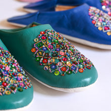Charger l'image dans la galerie, Babouches Marocaines Plates Faites à la Main pour Femme – Chaussons en Cuir Perlés à Bout Rond