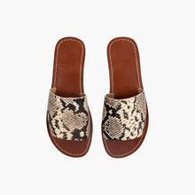 Carica l'immagine nel visualizzatore di Gallery, Sandali artigianali da donna con stampa pitonata e ispirazione marocchina