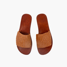 Carica l'immagine nel visualizzatore di Gallery, Sandali artigianali in pelle intrecciata da donna
