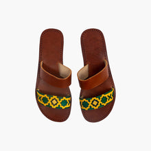 Carica l'immagine nel visualizzatore di Gallery, Sandali da donna in pelle con cinturino a fantasia gialla e verde fatti a mano