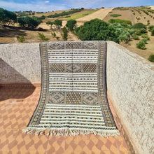 Charger l&#39;image dans la galerie, Tapis berbère marocain authentique en laine fait main - Atlas Star 
