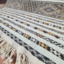 Charger l&#39;image dans la galerie, Tapis berbère marocain authentique en laine fait main - Atlas Star 
