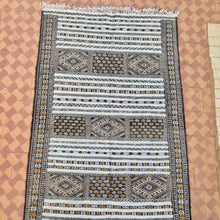 Charger l&#39;image dans la galerie, Tapis berbère marocain authentique en laine fait main - Atlas Star 

