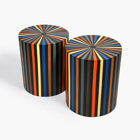 Table d'appoint en forme de tonneau en noyer et résine - Un savoir-faire artisanal polyvalent pour des espaces élégants 