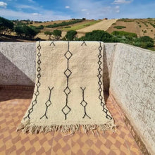 Load image into Gallery viewer, Handmade Moroccan Authentic Berber Wool Rug - Épure des Montagnes
