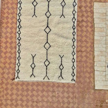 Load image into Gallery viewer, Handmade Moroccan Authentic Berber Wool Rug - Épure des Montagnes

