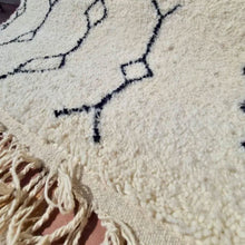Load image into Gallery viewer, Handmade Moroccan Authentic Berber Wool Rug - Épure des Montagnes
