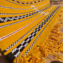 Charger l&#39;image dans la galerie, Tapis berbère marocain authentique en laine fait main - Soleil de l&#39;Atlas 
