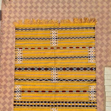 Charger l&#39;image dans la galerie, Tapis berbère marocain authentique en laine fait main - Soleil de l&#39;Atlas 
