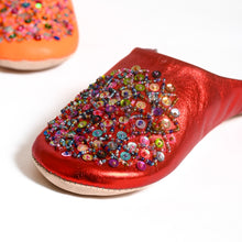 Charger l'image dans la galerie, Babouches Marocaines Plates Faites à la Main pour Femme – Chaussons en Cuir Perlés à Bout Rond
