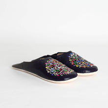 Charger l'image dans la galerie, Babouches Marocaines Plates Faites à la Main pour Femme – Chaussons en Cuir Perlés à Bout Rond
