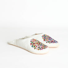 Charger l'image dans la galerie, Babouches Marocaines Plates Faites à la Main pour Femme – Chaussons en Cuir Perlés à Bout Rond
