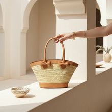 Carica l'immagine nel visualizzatore di Gallery, Elegant Handcrafted Palm Leaf Tote Bag for Women with Eco-Leather Trim
