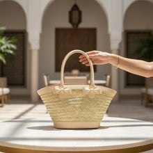 Carica l'immagine nel visualizzatore di Gallery, Elegant Handcrafted Palm Leaf Tote Bag for Women with Eco-Leather Trim
