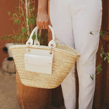 Carica l'immagine nel visualizzatore di Gallery, Elegant Handwoven Palm Leaf Market Tote Bag for Women with Eco-Leather Pocket
