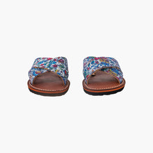 Charger l'image dans la galerie, Sandales croisées pour femme faites à la main en tissu fleuri bleu motif marocain
