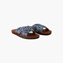 Charger l'image dans la galerie, Sandales croisées pour femme faites à la main en tissu fleuri bleu motif marocain

