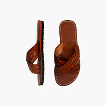 Charger l'image dans la galerie, Sandales à enfiler pour femme en cuir tressé marron faites à la main style marocain
