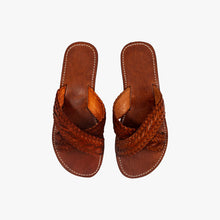 Charger l'image dans la galerie, Sandales à enfiler pour femme en cuir tressé marron faites à la main style marocain
