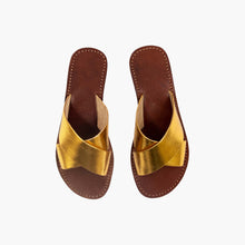 Carica l'immagine nel visualizzatore di Gallery, Sandali da donna in pelle con fasce incrociate metallizzate dorate, fatti a mano

