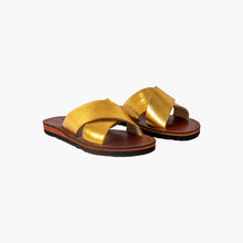 Carica l'immagine nel visualizzatore di Gallery, Sandali da donna in pelle con fasce incrociate metallizzate dorate, fatti a mano
