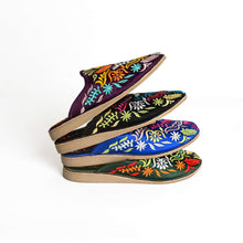 Charger l'image dans la galerie, Mules marocaines brodées à la main pour femmes – Babouches en cuir à motif floral
