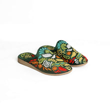 Charger l'image dans la galerie, Mules marocaines brodées à la main pour femmes – Babouches en cuir à motif floral
