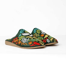 Charger l'image dans la galerie, Mules marocaines brodées à la main pour femmes – Babouches en cuir à motif floral
