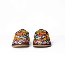 Charger l'image dans la galerie, Mules marocaines brodées à la main pour femmes – Babouches en cuir à motif floral
