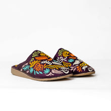 Charger l'image dans la galerie, Mules marocaines brodées à la main pour femmes – Babouches en cuir à motif floral
