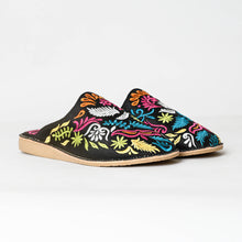 Charger l'image dans la galerie, Mules marocaines brodées à la main pour femmes – Babouches en cuir à motif floral
