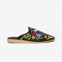 Charger l'image dans la galerie, Mules marocaines brodées à la main pour femmes – Babouches en cuir à motif floral
